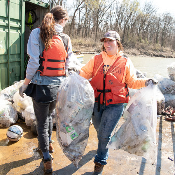 Students on Alternative Break volunteer to clean up trash out.